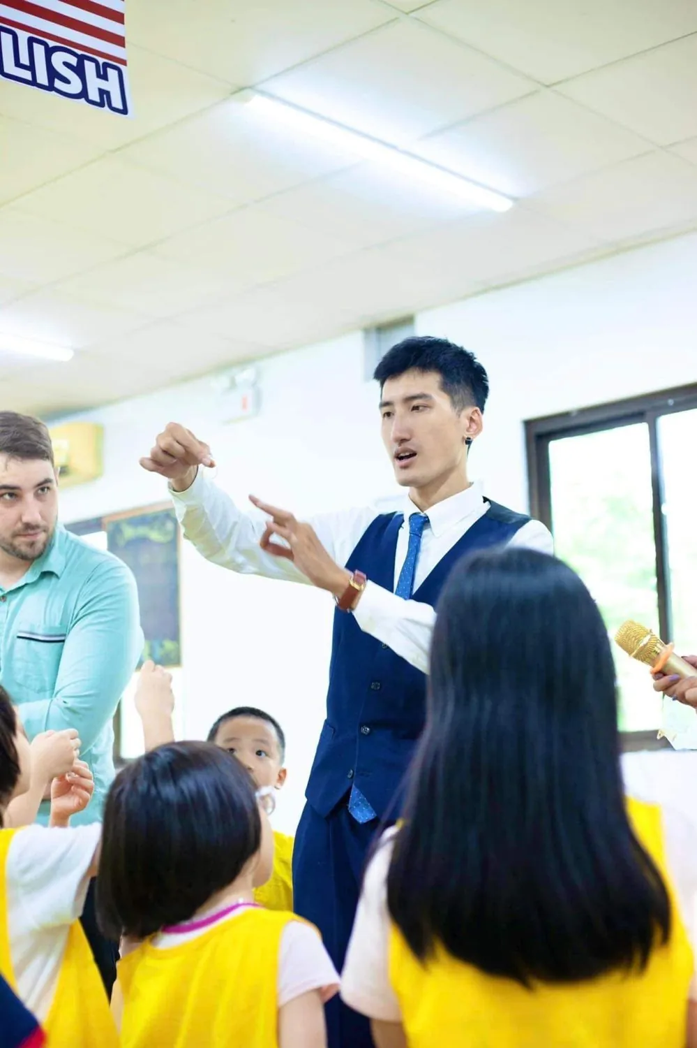Mời học sinh lên cùng thực hiện tiết mục